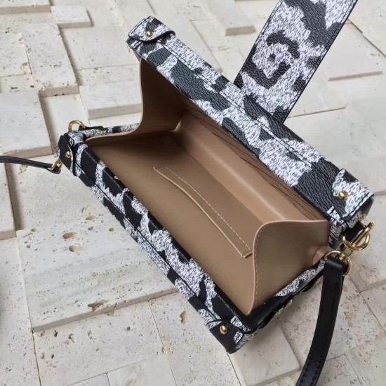 Louis Vuitton  PETITE MALLE