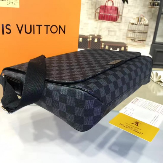 Louis Vuitton DISTRICT