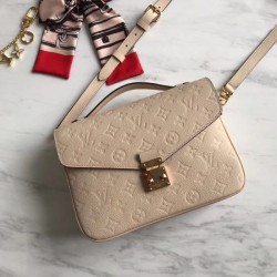 LOUIS VUITTON Pochette Metis