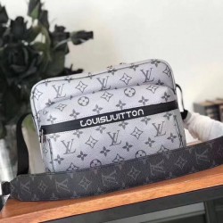 LOUIS VUITTON CATWALK MODELS MESSENGER BAG