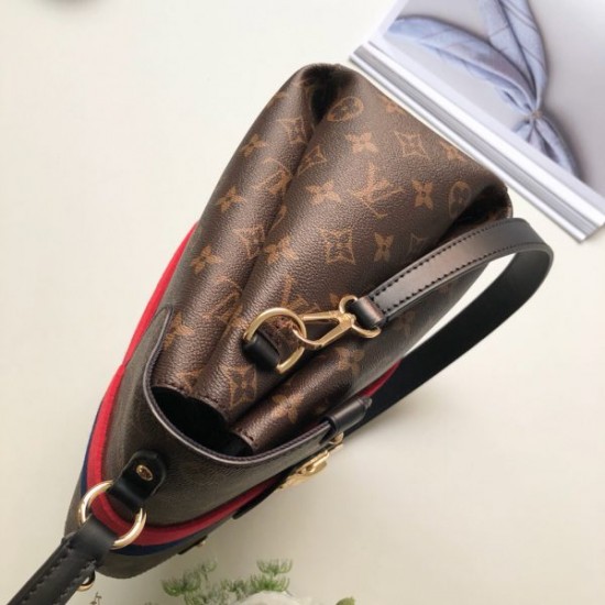 LOUIS VUITTON MESSENGER