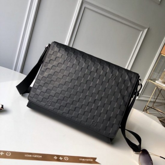 LOUIS VUITTON Messenger Bag