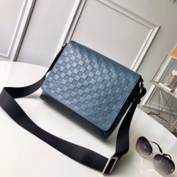 LOUIS VUITTON Messenger Bag