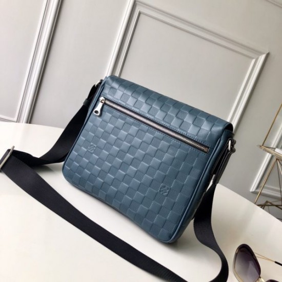 LOUIS VUITTON Messenger Bag