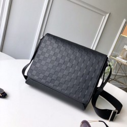 LOUIS VUITTON Messenger Bag