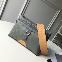 LOUIS VUITTON Messenger Bag