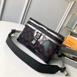 LOUIS VUITTON Messenger Bag