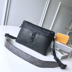 LOUIS VUITTON Messenger Bag